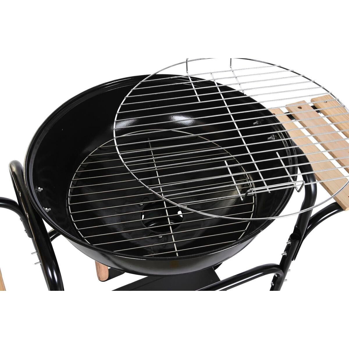 runder Holzkohlegrill mit Holzablage