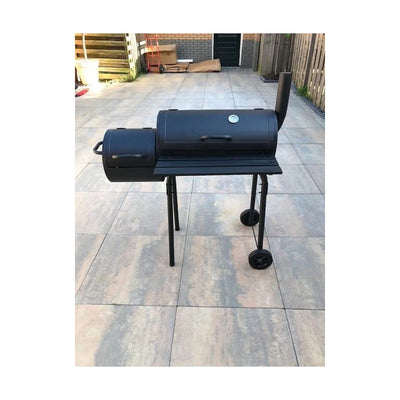 Holzkohlegrill mit Smoker