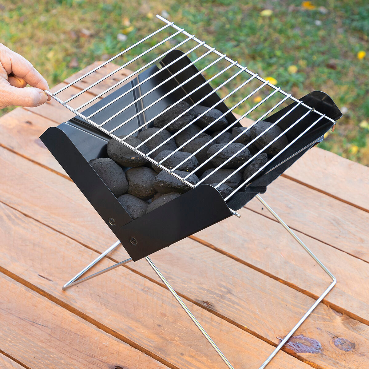 InnovaGoods Tragbarer klappbarer Holzkohlegrill